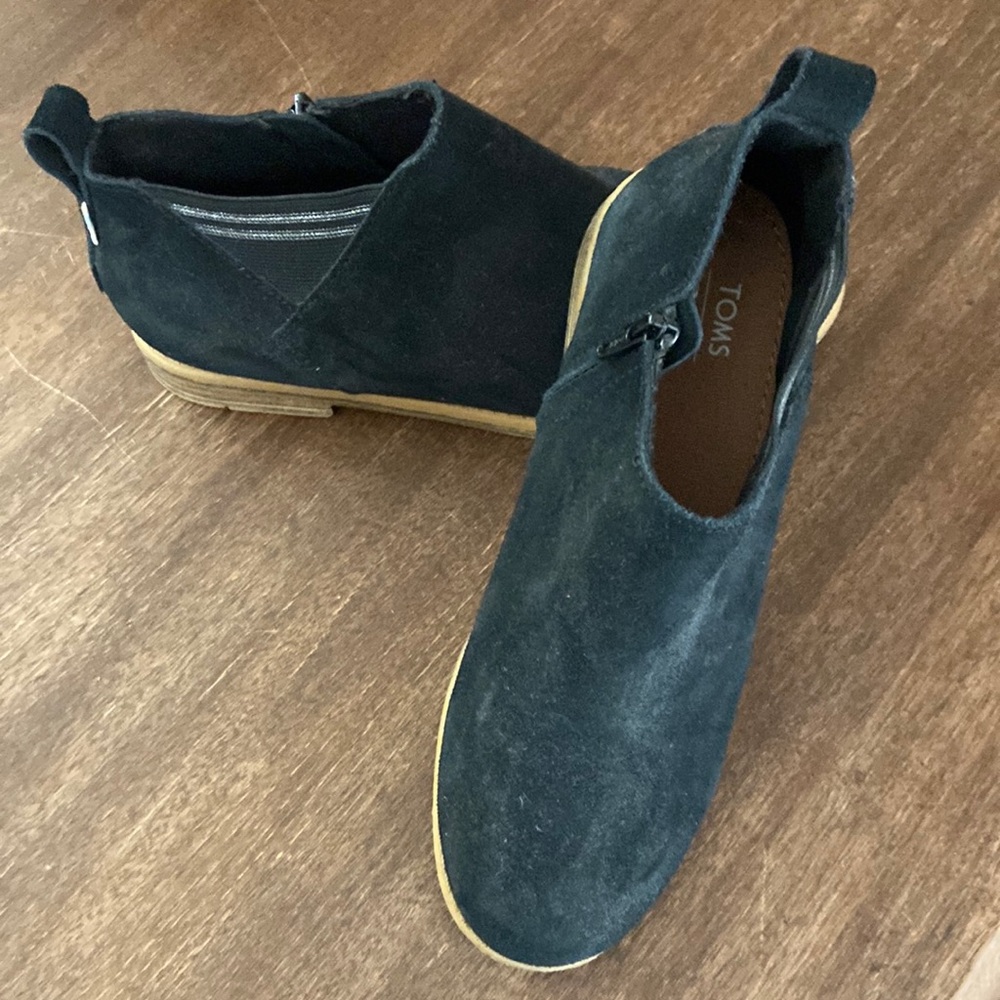 Toms Girl Black Suede Booties Y2.5